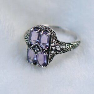 Beautiful silver and amethyst ring with a tiny diamond in the center, 3.19 grams